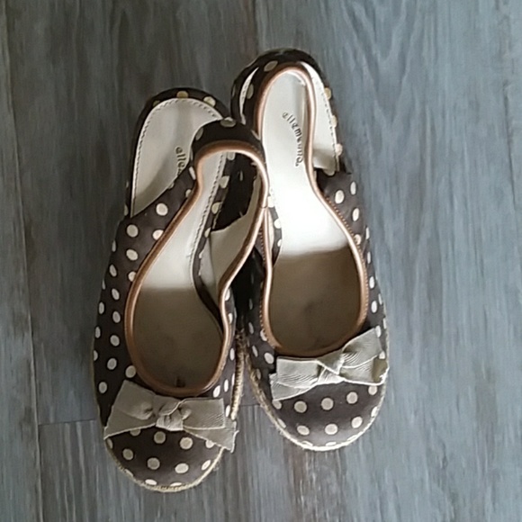 Brown and cream polka dotted wedge shoes - Picture 4 of 4